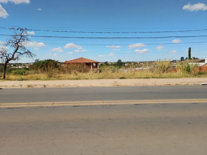Casa com 600 MTS de construção e terreno comercial com 4.039 MTS rua 3b Vicente Pires