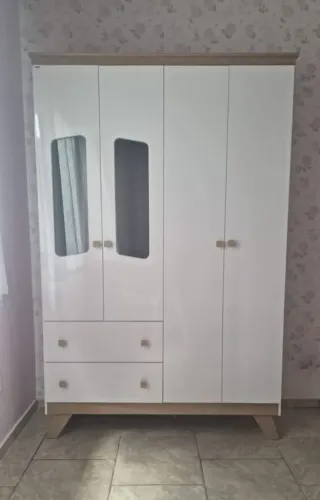 Vendo:  roupeiro infantil novinho.