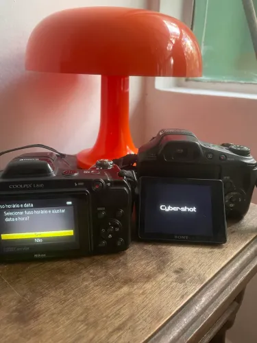 Câmeras fotográficas Nikon e Sony