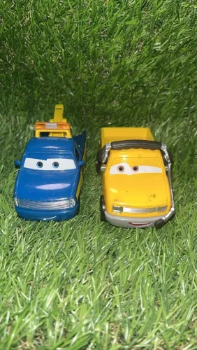 Kit com 2 carrinhos Disney Pixar Cars Mattel.