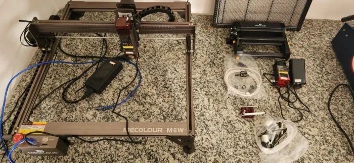 Máquina de Gravação e Corte a Laser Mecolour M6W 6W com pistões m10 e m6. Montada.
