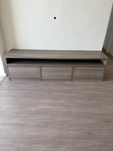 Rack de TV com gavetas e criado-mudo removível