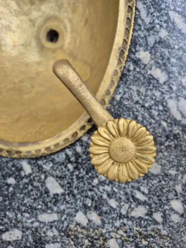 Lavatório Antigo de Granito com Cuba e Torneira Douradas