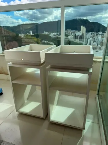Criado / Mesa de cabeceira