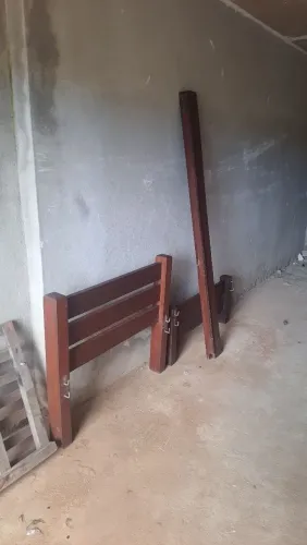Cama de solteiro _ Madeira Maciça.