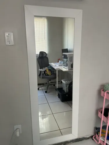 Espelho corpo inteiro com borda branca