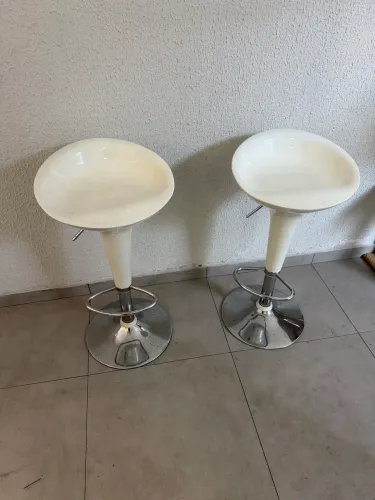 2 Banquetas brancas