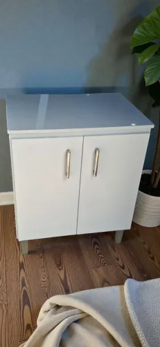 Balcão de apoio em bom estado, branco, com 2 portas.