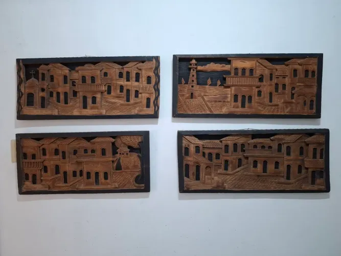Conjunto de 4 quadros, talhados na madeira, deverão ser retirados no metro barra funda.SP.