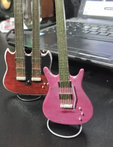 Miniaturas de instrumentos musicais em MDF