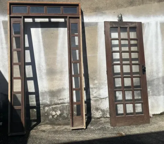 Porta de madeira maciça com fechadura e chave 