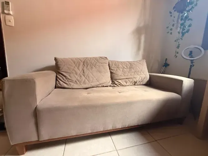 Sofá moderno e confortável 3 lugares