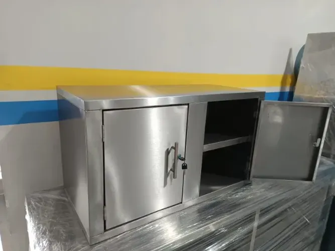 Armário em aço inox, com portas de abrir ou correr, com prateleiras, fabricado sob medida