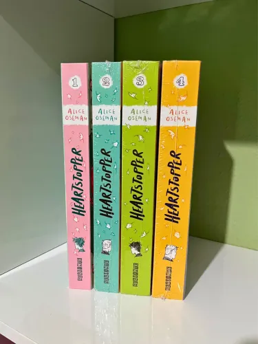 Coleção Heartstopper (Vol. 1 ao 4) - 3 Lacrados / Novo - Alice Oseman