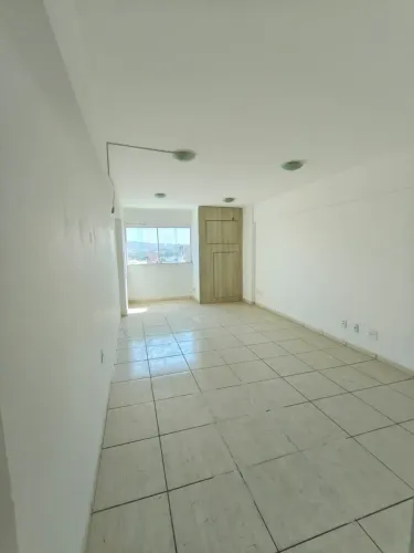 Sala Comercial com banheiro e prédio com elevador e recepção, Praia Campista  - Macaé - RJ