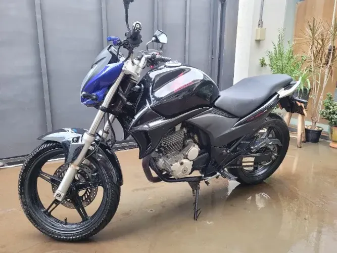 Honda CB 300 2011 com baixíssimo km, revisada, pneus novos e peças reserva