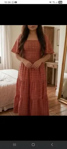 Vestido midi terracota com detalhes dourados 