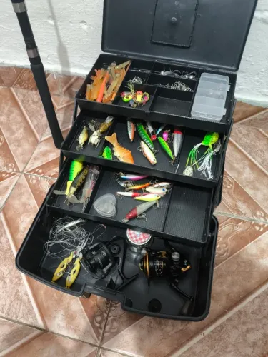 Vara de pesca de Fibra de Carbono + Molinete e Brinde Maleta com Iscas