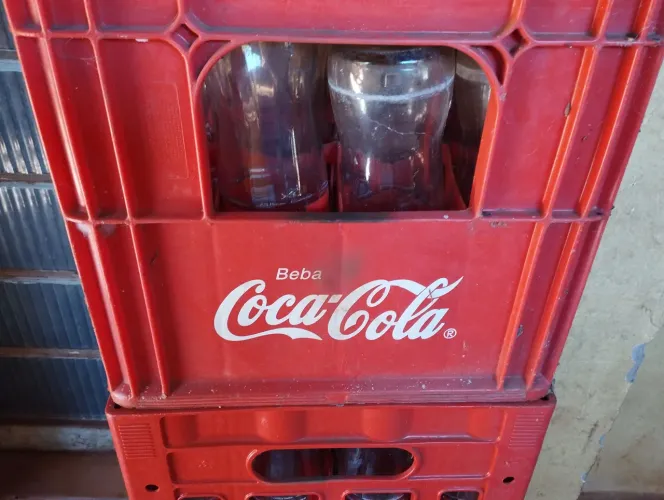 Vendo coca cola litro caixa completa vazia