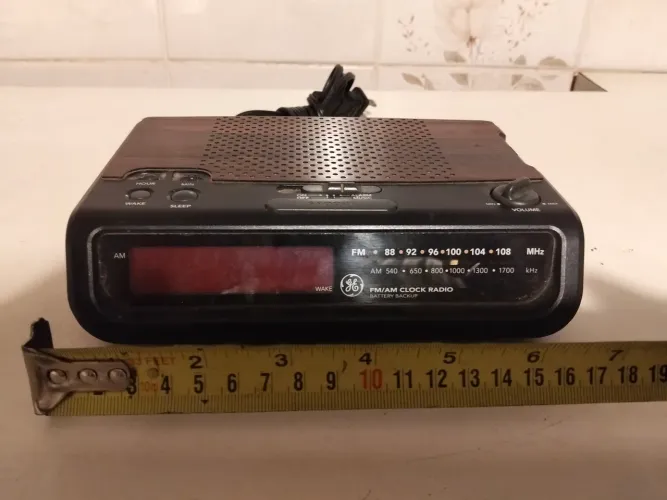 Rádio relógio com defeito digital por 25 reais