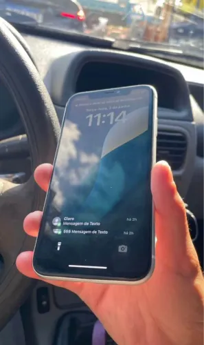 Vendo um celular usando