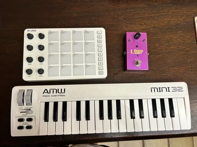Kit Drum Pad + Teclado MIDI 32 teclas + pedal de loop (brinde)