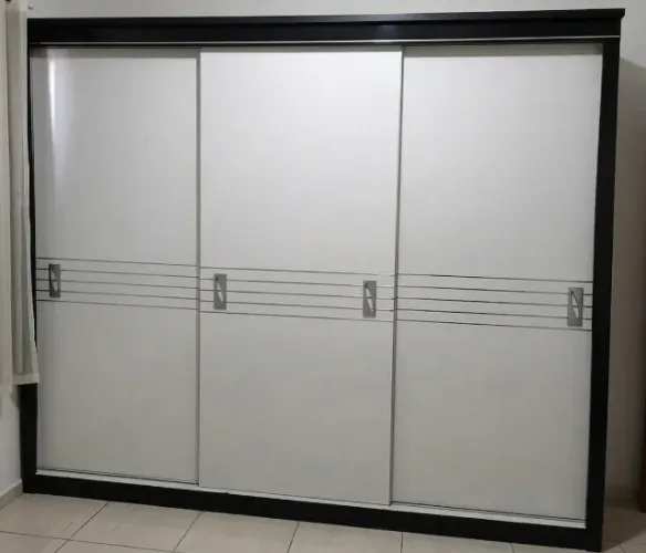 Guarda Roupa lindo e grande. 3 portas de correr. Branco Pérolado. Muito novo.