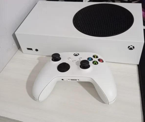 Vendo vídeo game Xbox séries s. Semi novo, bem conservado. 