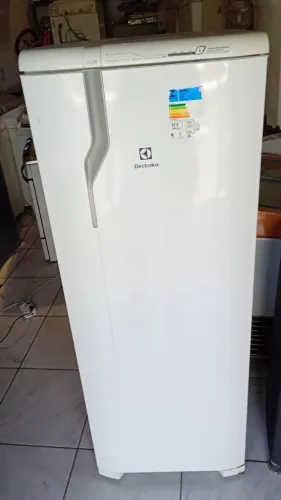 GELADEIRA FROSFEE MUITO NOVA DOU GARANTIA DE 3'MESES FAÇO A ENTREGA GRÁTIS!!!