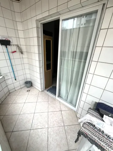 Kitão com sacada, reformado, 300 mts da praia, garagem, financia, use seu fgts