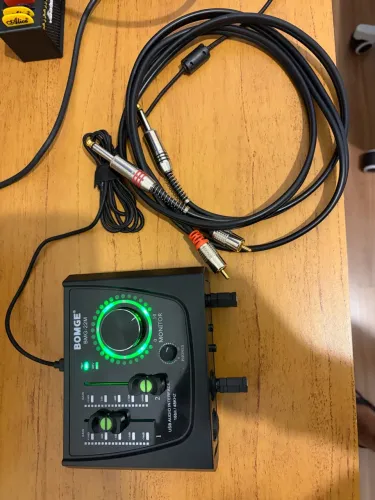 Interface de Áudio e Cabo RCA para P10