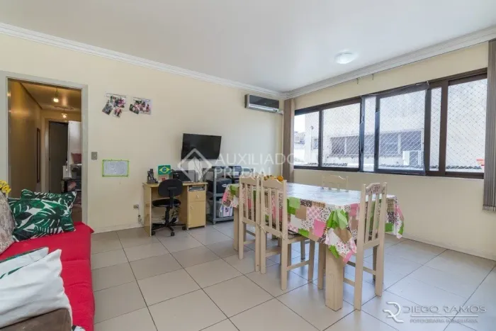Apartamento à venda com 78 m² e 2 dormitórios em Passo d'Areia. Confira!