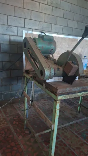 Máquina de solda, furadeira de bancada e geladeira