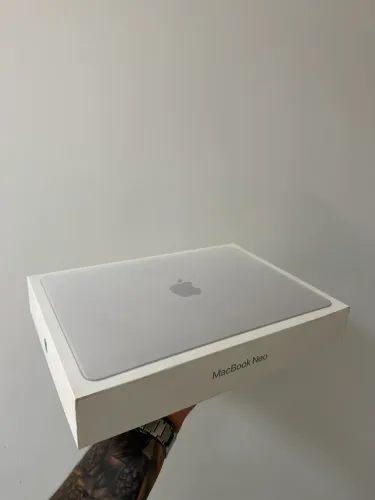 MacBook Neo lacrado