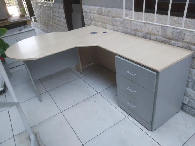 Mesa de Escritório em L com Gaveteiro