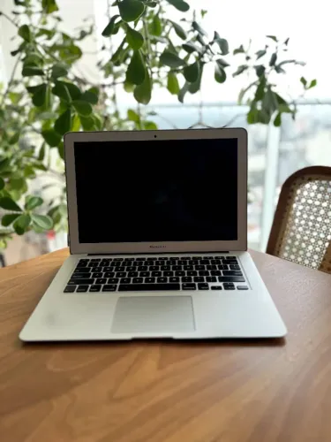 MacBook Air 13 (2013) - SSD 256GB + Carregador NOVO | Sobrevive firme e forte!