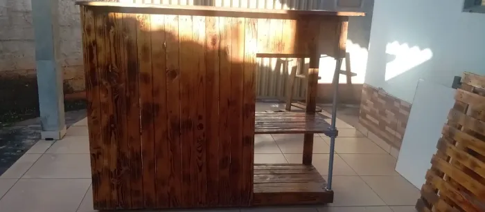 Vende se  balcao e cabideiro para loja