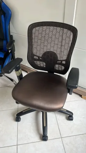 Vendo cadeira de escritório super confortável 