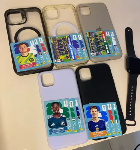 Kit com 5 capinhas do iPhone 11 com três figurinhas cada capinha e um relógio de brinde