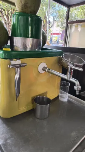 Carrinho para venda de água de coco.