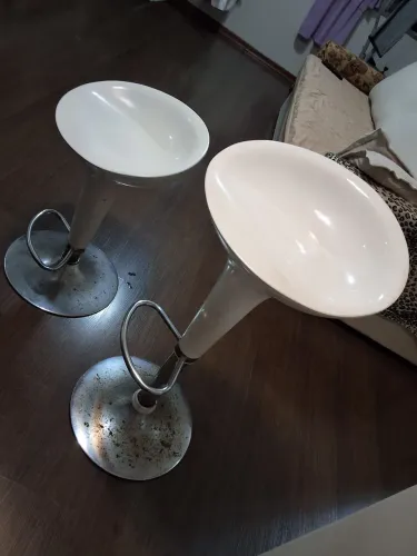 Par de banquetas KALA com base metálica - R$80