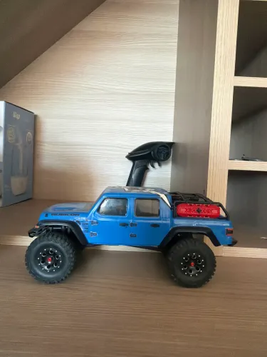 Carrinho rc controle remoto 4x4 1/24