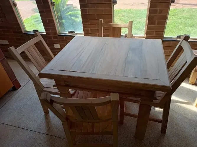Mesa de Jantar em Madeira Maciça com 4 Cadeiras