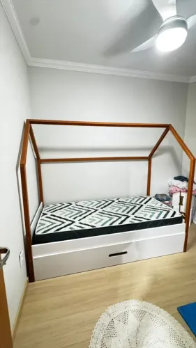 cama montessoriana infantil com auxiliar
