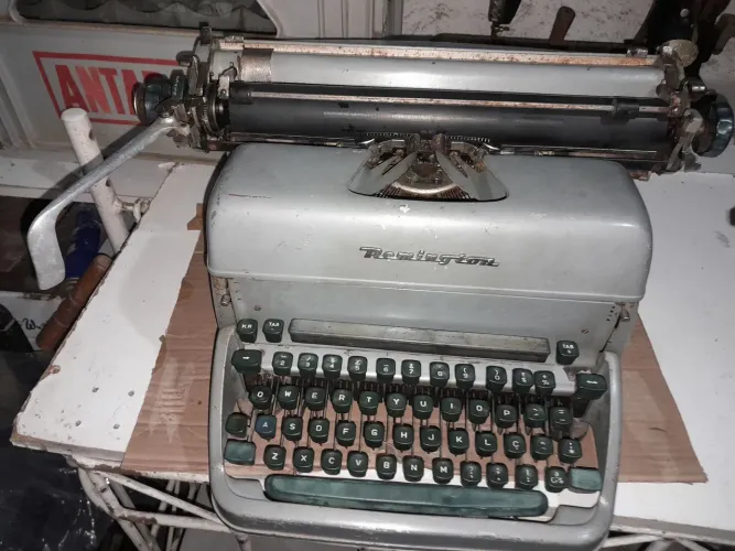 Máquina de escrever antiga funcionando 