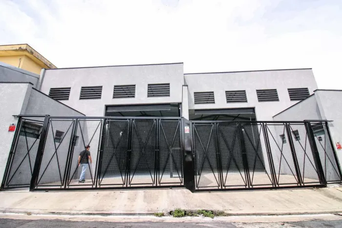 Casa comercial na Rua Clineu Braga de Magalhães, 77 - 83 470 m²