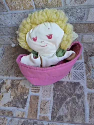 Boneca menina flor anos 80 ótimo estado Nao envio 
