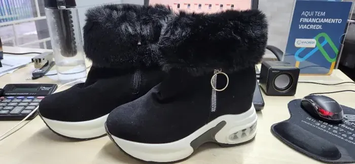 Bota Feminina Camurça com Pluma