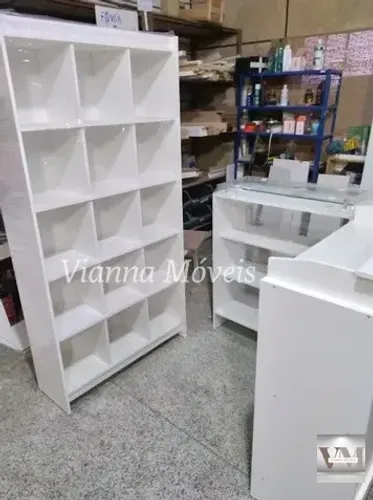 Balcão Caixa em L + Balcão Vitrine com Tampo de Vidro + Colmeia