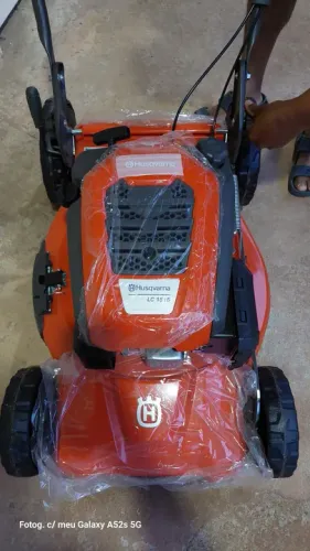 Máquina de cortar grama a gasolina com tração Husqvarna